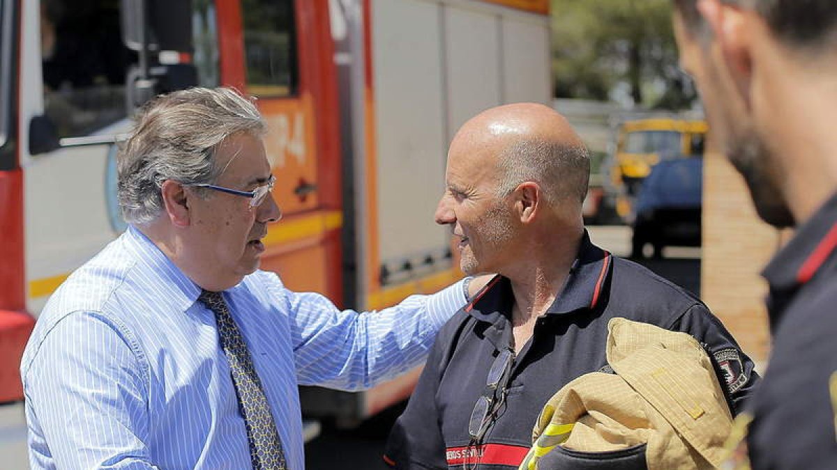 El alcalde de Sevilla, Juan Ignacio Zoido, conversa con los Bomberos.