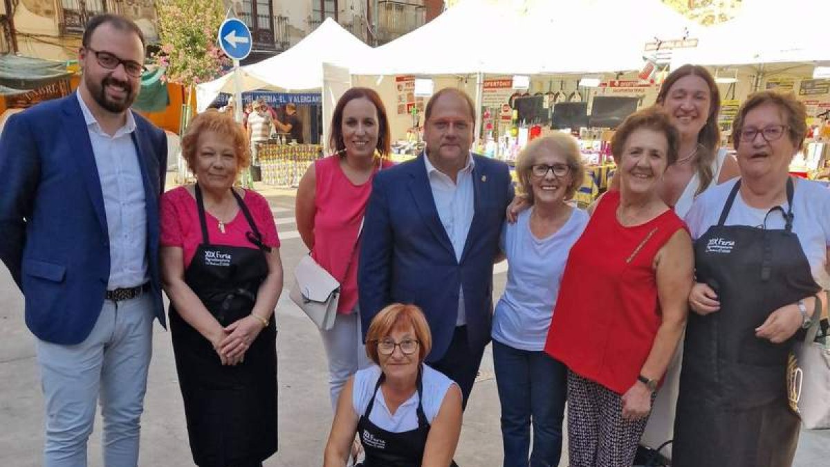 El alcalde, con algunos colaboradores del evento. DL