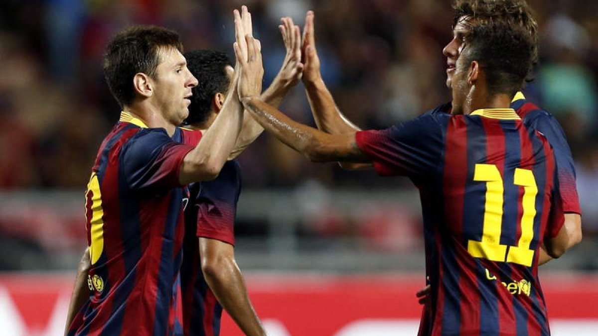 Messi celebra con sus compañero Neymar uno de los siete goles frente a Tailandia.