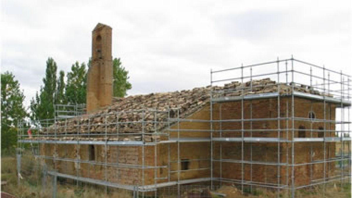 El templo del siglo XII aparece cubierto por los andamios y vallado para iniciar las obras de restau