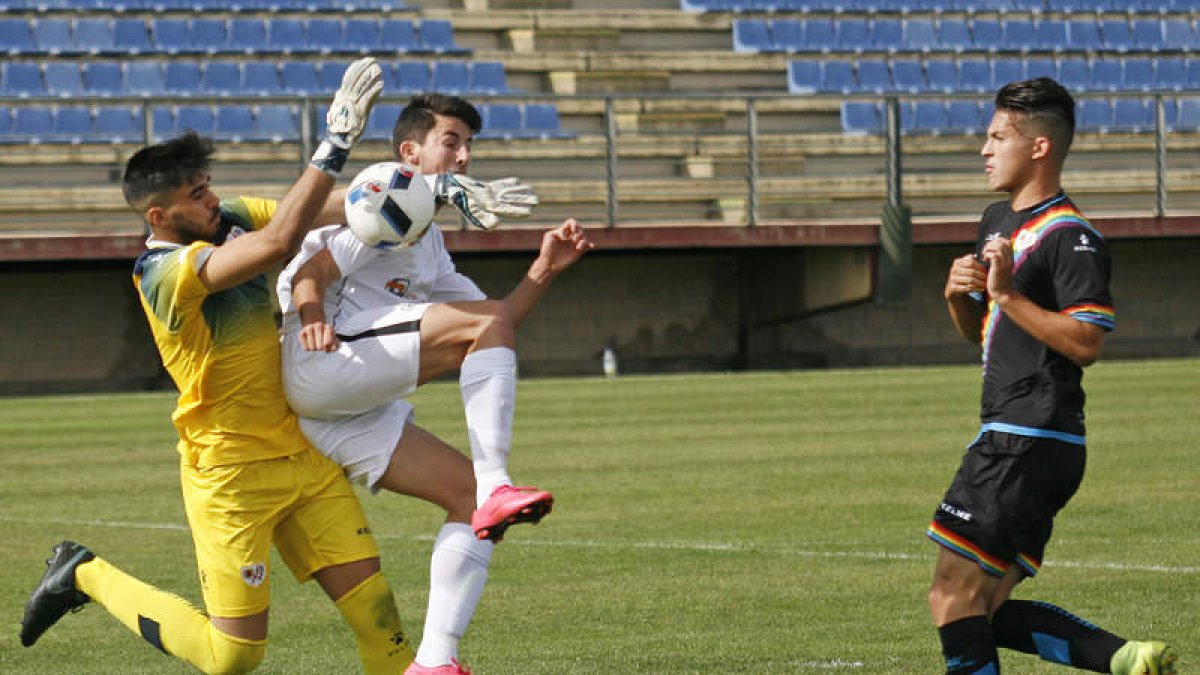 El delantero Manu fue un incordio para la defensa del Rayo Vallecano. FERNANDO OTERO PERANDONES