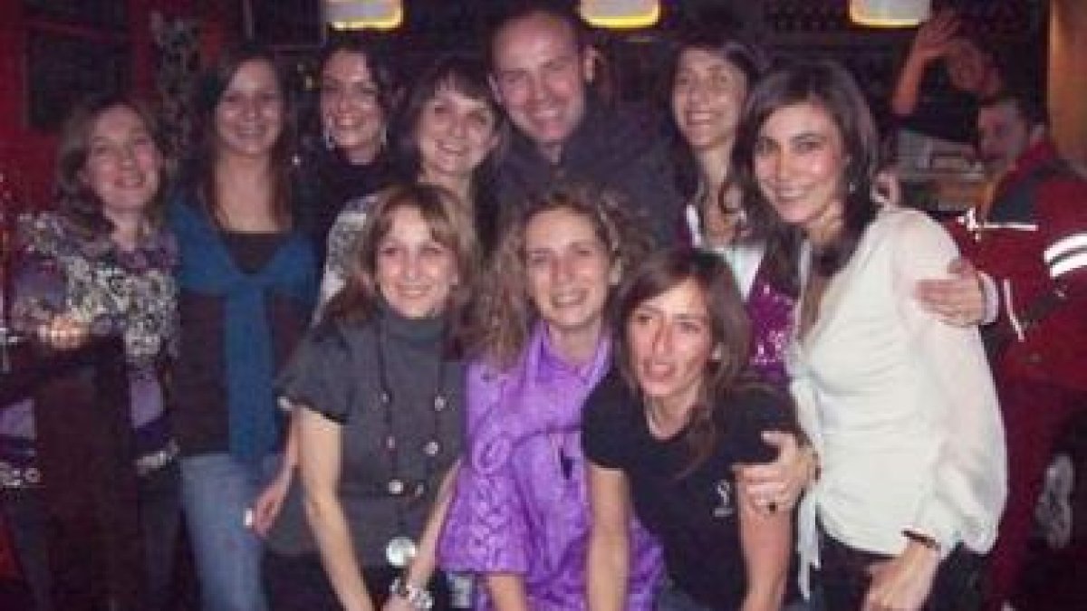 Dudu posa así de contento con un selecto ramillete de invitadas a su fiesta de cumpleaños