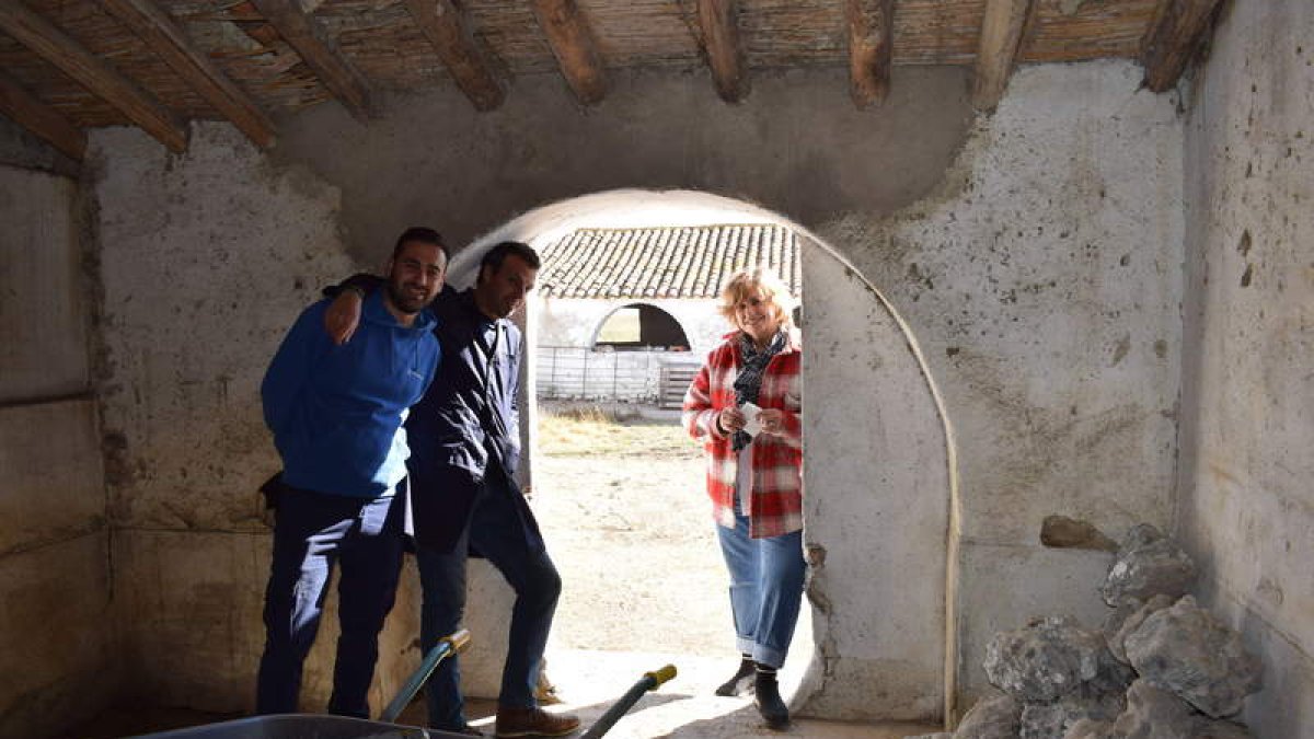 Iciar Martín Aresti con una de las ovejas del rebaño de La Serena que proporciona la lana. DL