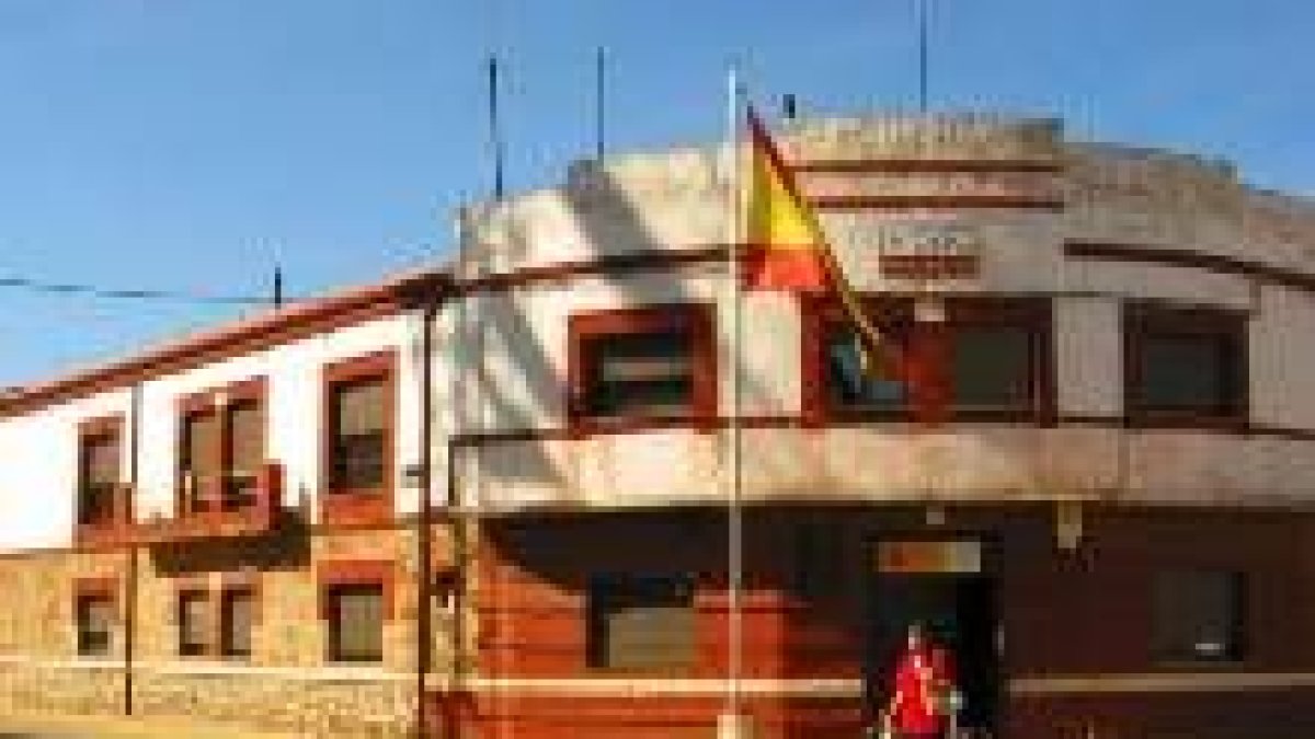 El acceso principal al cuartel de la Guardia Civil de La Bañeza, en una imagen de archivo