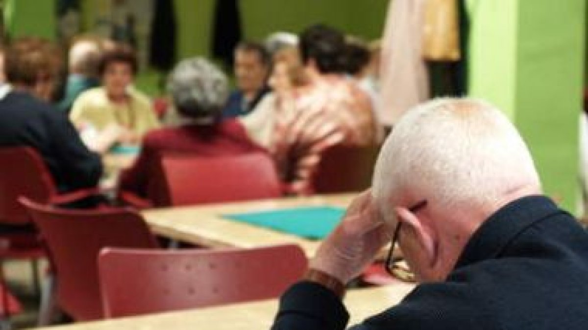 De los 7,6 millones de mayores que hay en España, 1,6 viven en hogares unipersonales.