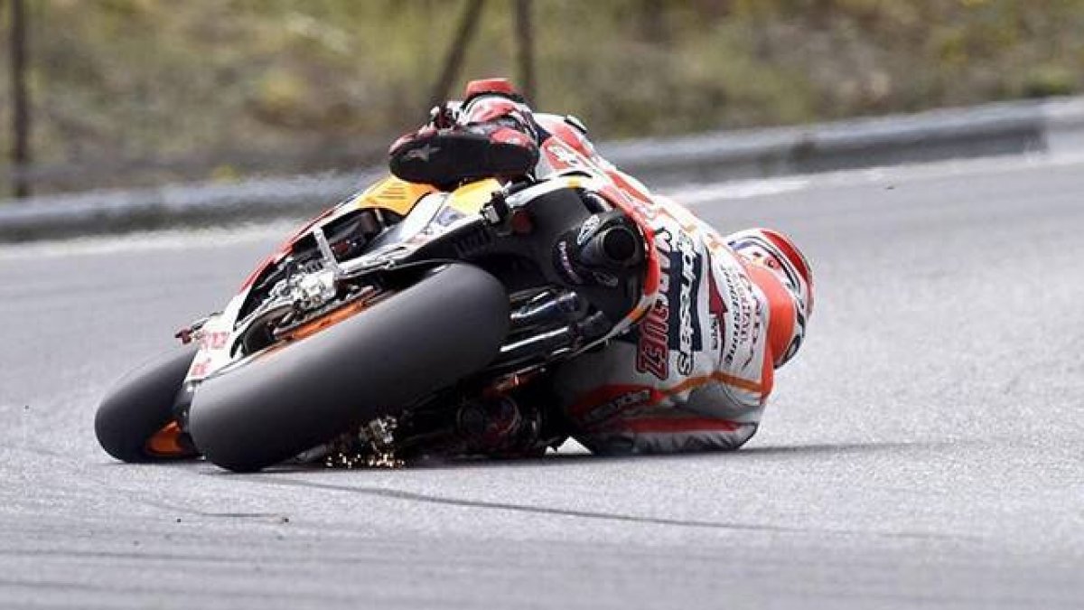 Marc Márquez traza la curva 12 del circuito de Brno con una inclinación de 68 grados, este lunes, en los ensayos privados en el circuito checo.