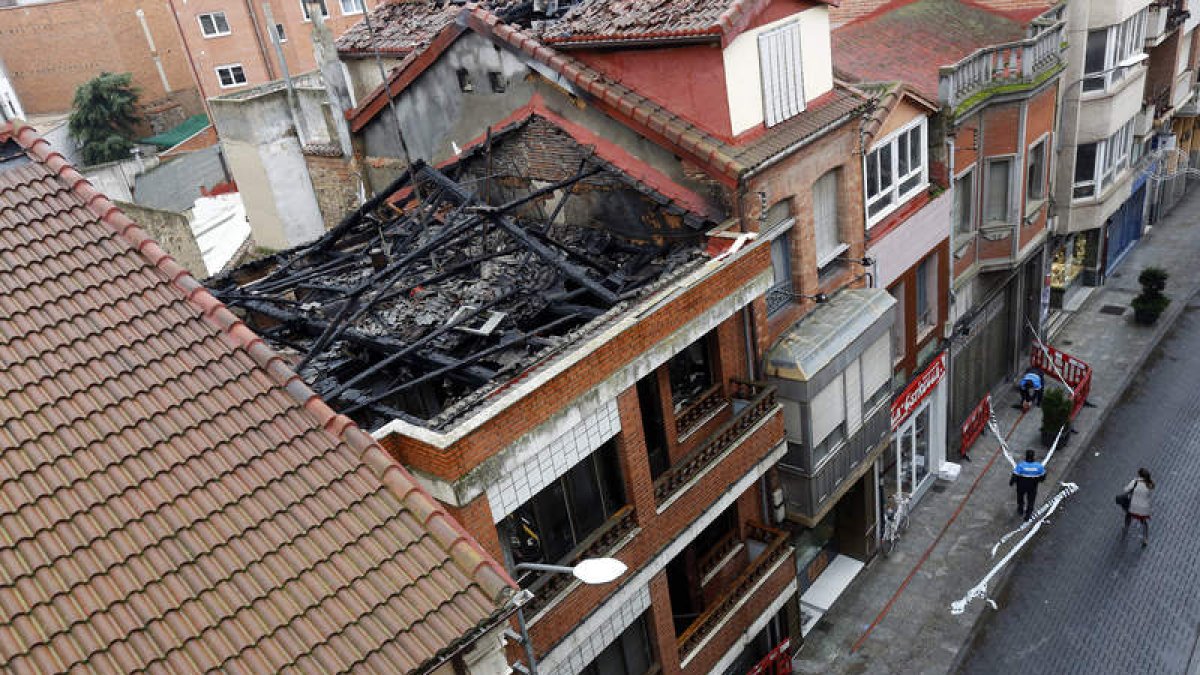 El fuego calcinó un edificio y causó importantes daños en negocios y otros inmuebles.