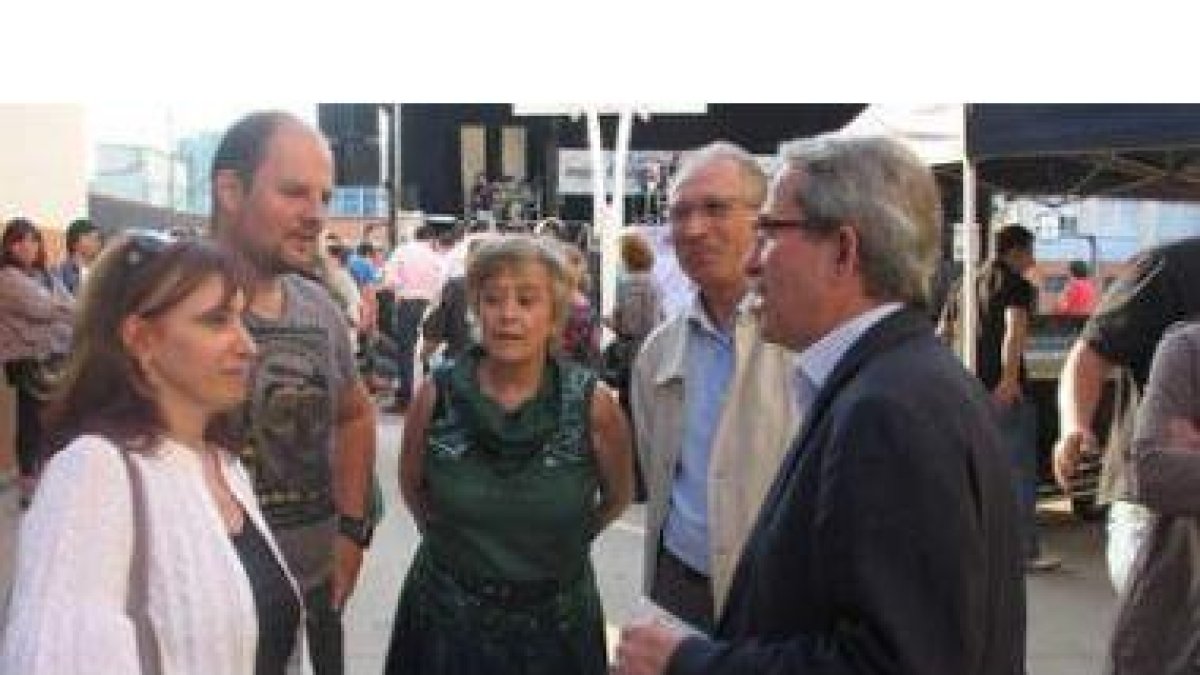 Fátima López y Ángel Escuredo, junto a otros candidatos de la lista del Mass en el cierre de campaña