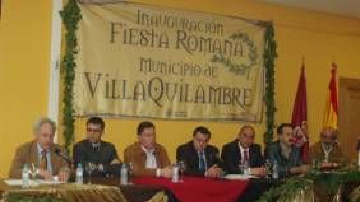 Jesús Celis Sánchez, a la izquierda, durante el pregón de las fiestas de Villaquilambre