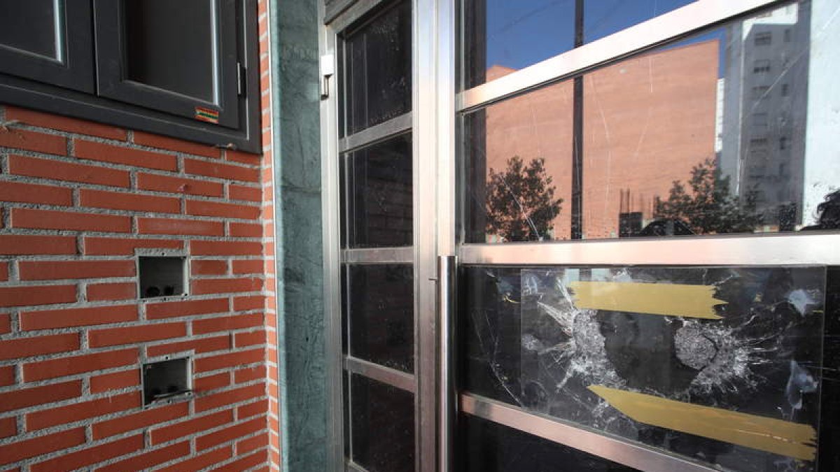 La puerta del portal está quebrada y no hay ni timbres. RAMIRO