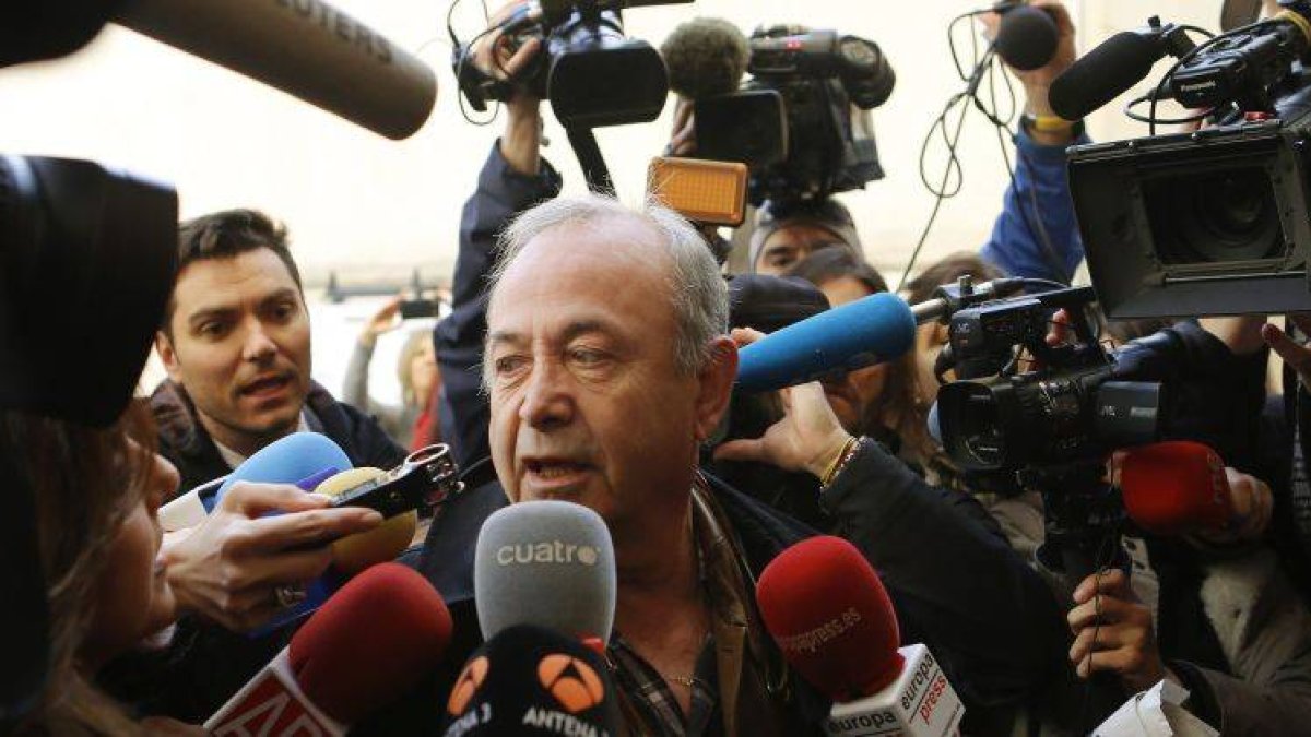 El juez Castro atiende a los medios de comunicación, esta mañana.