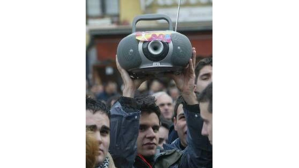 Unos llevaron la pancarta, pero hubo quien ofrecía un bote de gomina