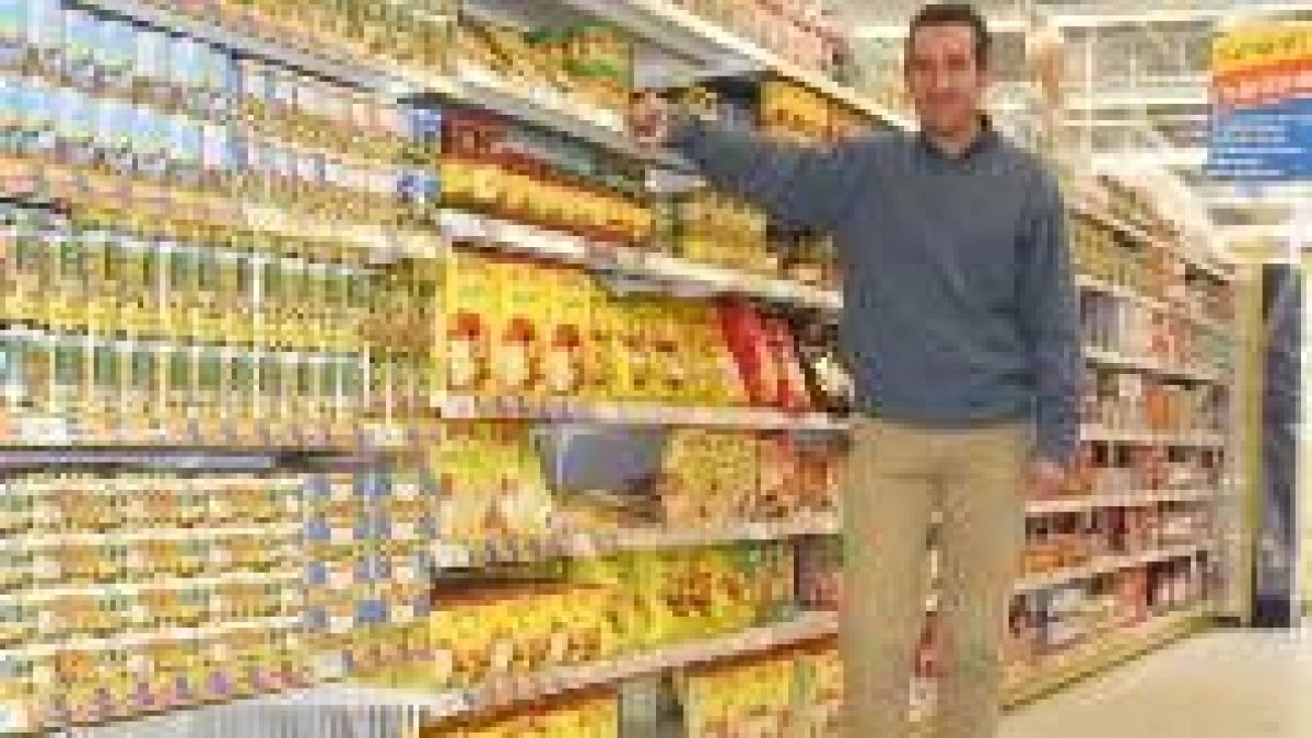 Ángel Alonso posa junto a una de las estanterías del primer centro comercial de La Bañeza