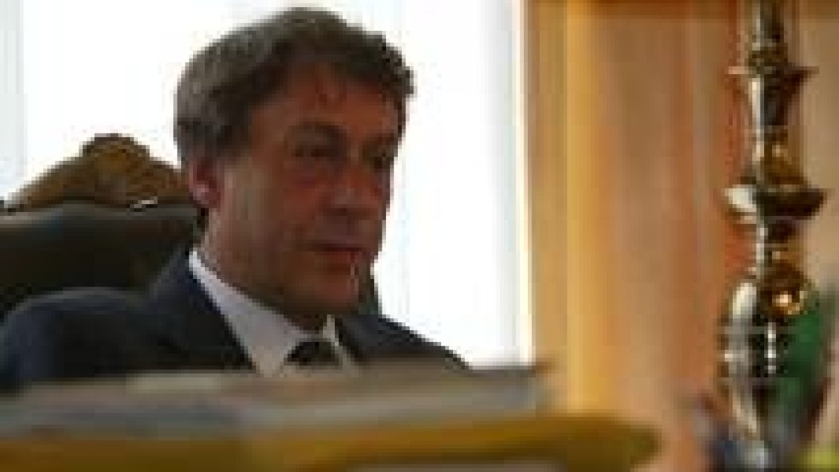 El presidente de la Diputación, Javier García-Prieto, en su despacho de la Institución provincial