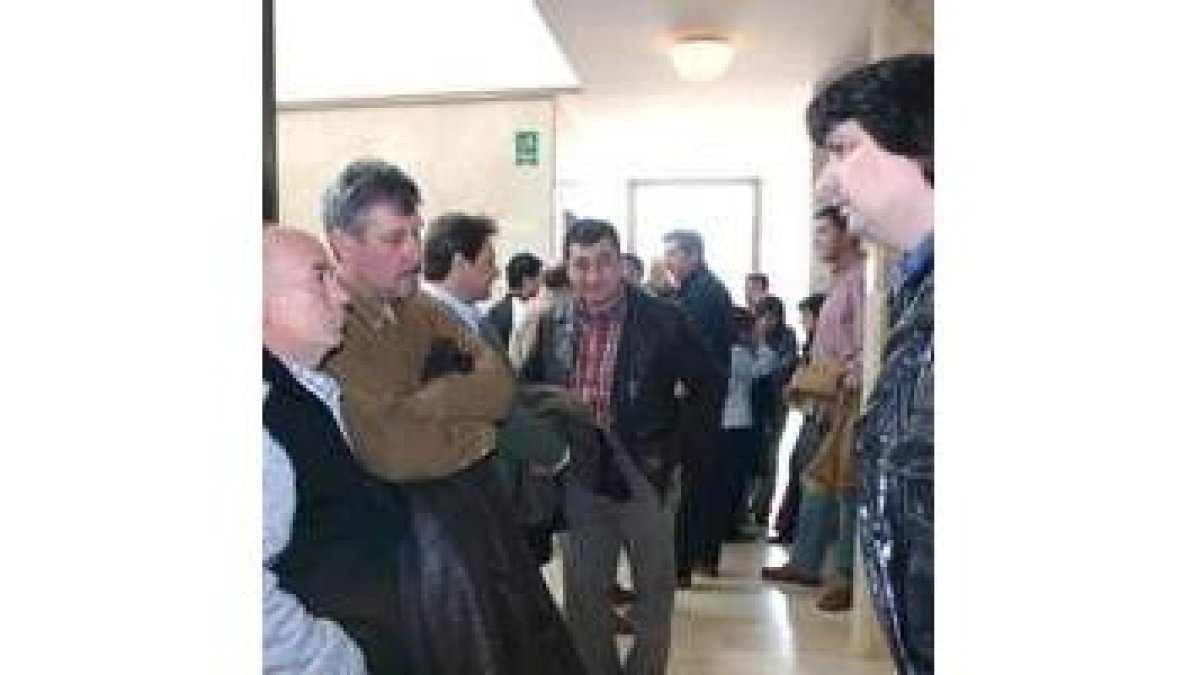 La imagen muestra ayer a operarios de Aceros Roldán en los juzgados