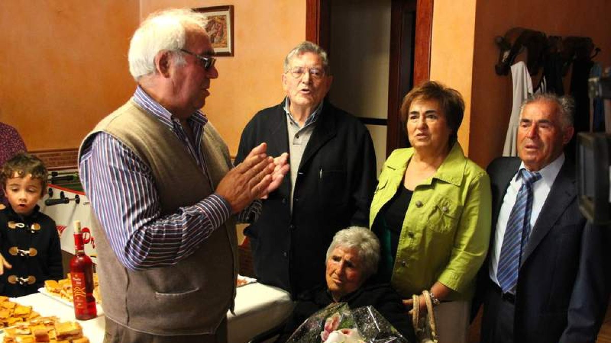 Victorina Rodríguez y su familia, con el alcalde, Emilio Cabeza.