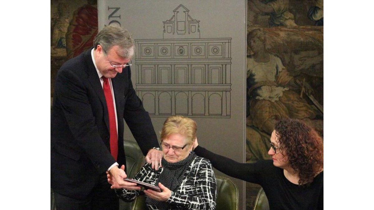 La madre de Brígida Pastrana recibe una placa en homenaje a la labor de su hija