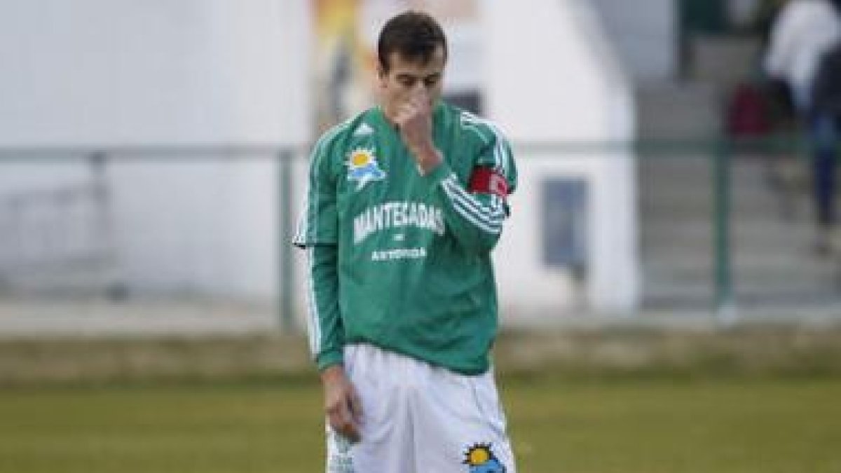 Borja, arrodillado sobre el césped, se lamenta de la ocasión fallada en el minuto 23 del partido.