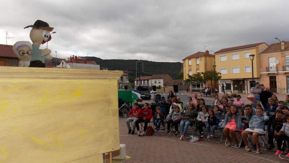 Los más pequeños disfrutaron del espectáculo de teatro. PLANILLO