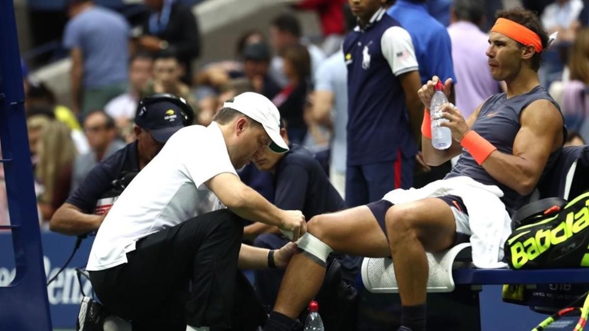 Nadal, atendido en la pierna en un torneo reciente.