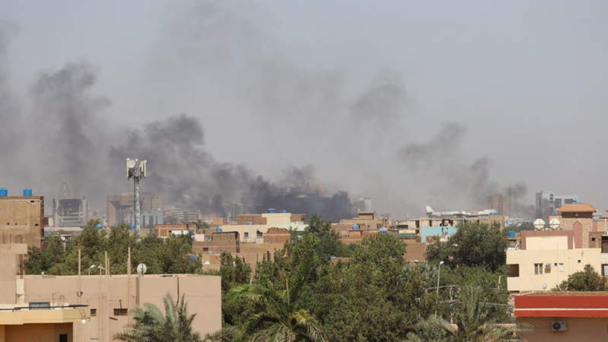 Columnas de humo se divisan desde varios puntos de Jartum, la capital de Sudán. STRINGER