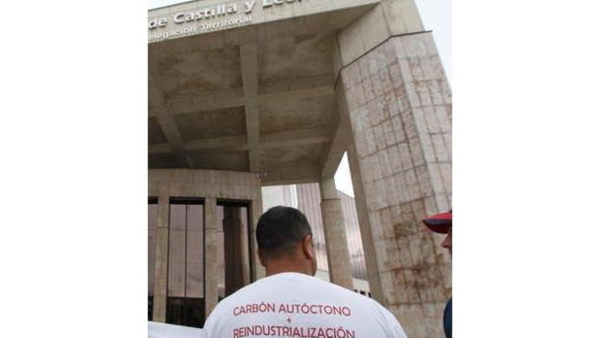 Propuesta en la camiseta de un minero, ayer en la manifestación en las calles de León.