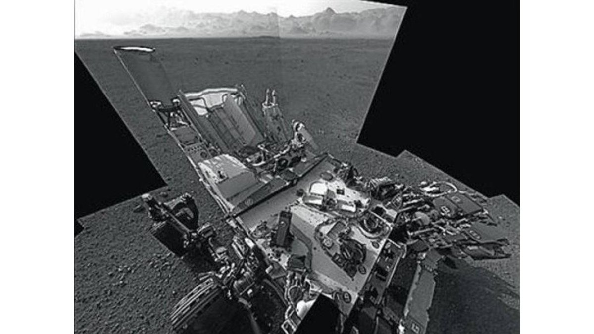 Arriba, estribaciones del monte Sharp captadas por el 'Curiosity' (el color, según la NASA, está modulado para facilitar la detección de estratos). Abajo, 'autorretrato' del robot y rocas movidas por efecto del amartizaje.