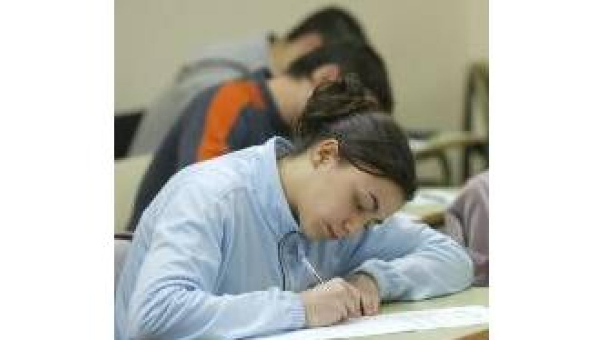 Unos alumnos, ayer durante la primera fase de la prueba