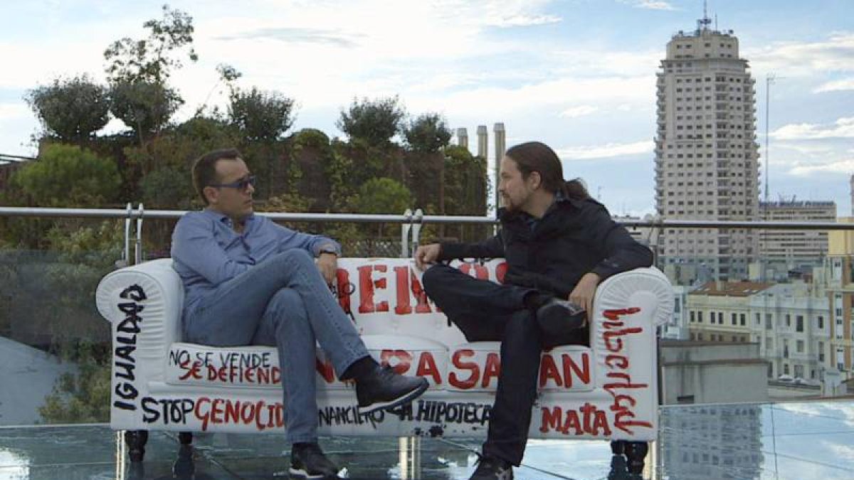 Risto Mejide, con Pablo Iglesias, en el sofá de 'Viajando con Chester'.