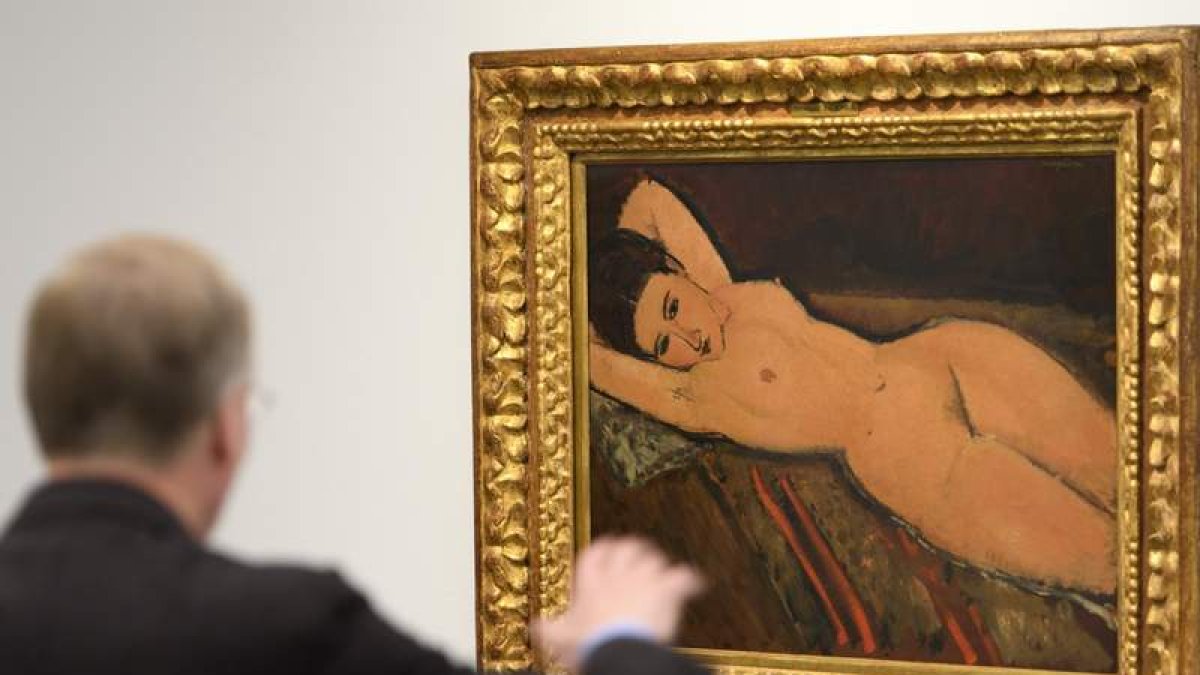 Un hombre contempla la obra ‘Desnudo recostado’, obra del artista italiano Modigliani. LAURENT GILLIERON