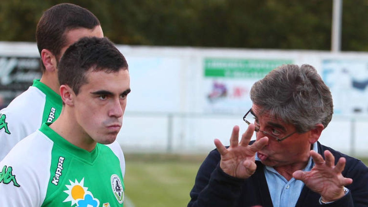 El técnico del Astorga, Simón Pérez, motiva a sus jugadores en un momento del choque.