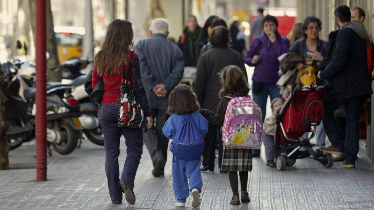 Una niña viste falda de un uniforme escolar.