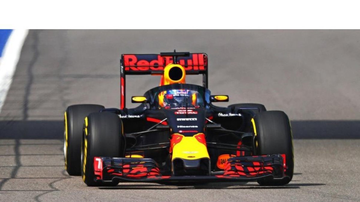 Daniel Ricciardo prueba la cúpula de seguridad en su Red Bull en el trazado de Sochi.