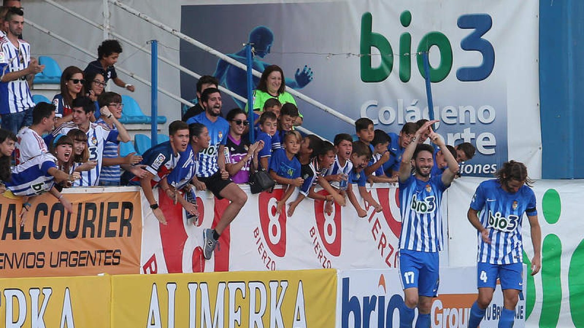 Los jugadores deportivistas celebran un gol balsámico que da el primer triunfo de la temporada a la escuadra berciana. ANA F. BARREDO