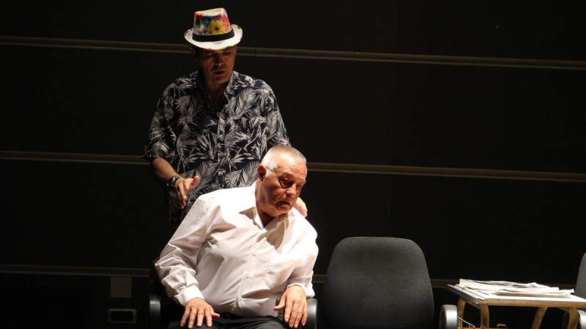 Aurelio Gil y Mario Zapico en la obra La Consulta, que representaron el año pasado en el centro cívico León Oeste.