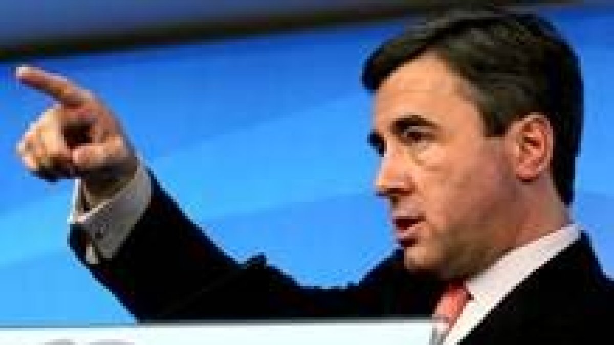 El secretario general del PP. Ángel Acebes, durante la rueda de prensa que ofreció ayer