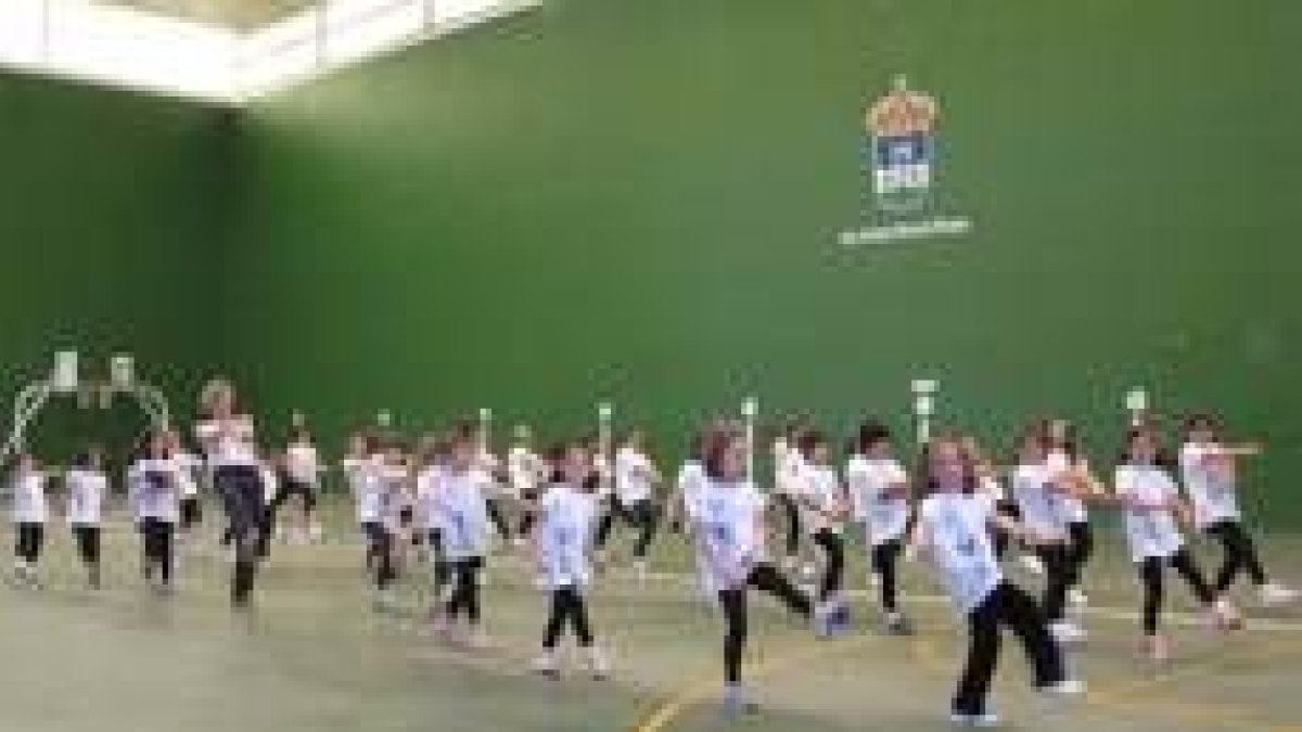 Fotografía de la exhibición de batuka, ayer en el polideportivo