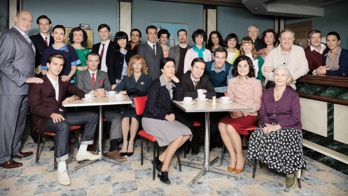 El elenco artístico de la serie, en el bar El Asturiano, eje de la mayoría de las tramas.
