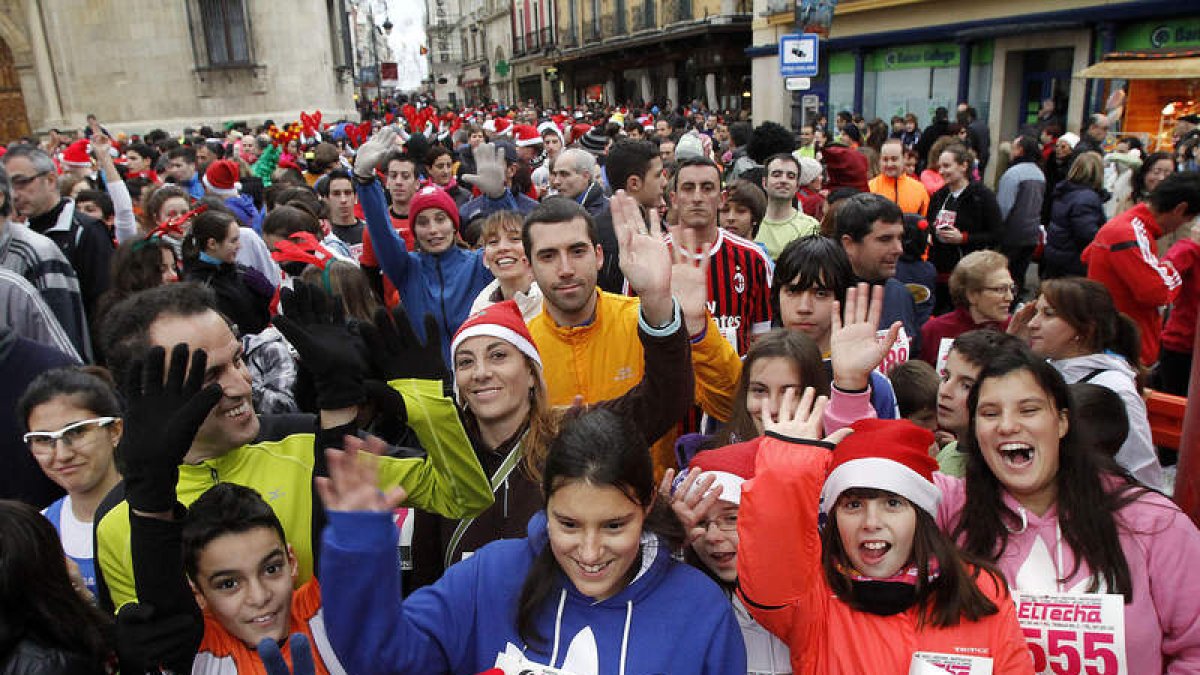 Miles de participantes pusieron color navideño a la carrera en la edición del año pasado.