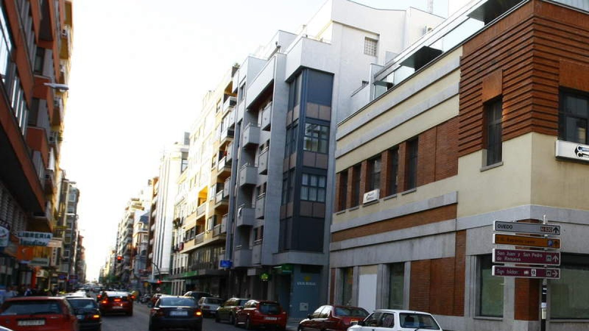 Imagen de archivo de la avenida Padre Isla donde se ubica el surtidor de Repsol.