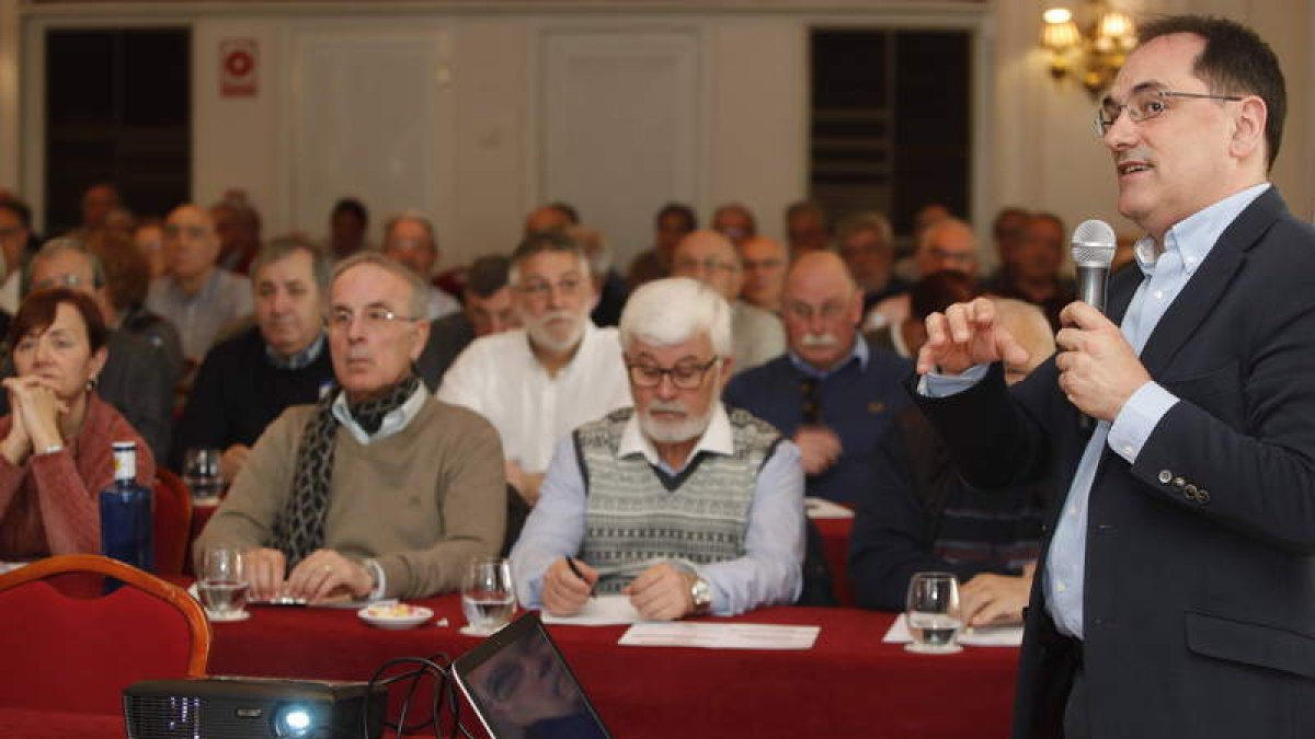 Pablo de la Rosa durante su intervención en la jornada sobre envejecimiento y estado de bienestar. RAMIRO