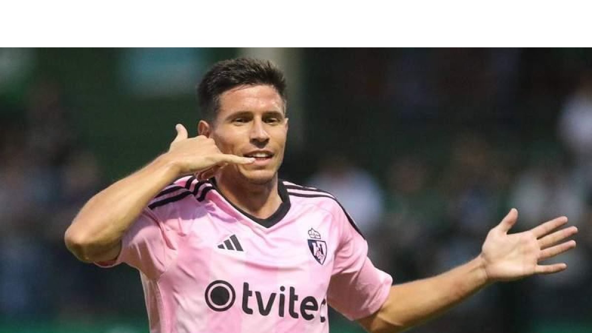 Brais Abelenda busca su segundo gol, después de anotar el de la victoria en Las Llanas de Sestao. DL