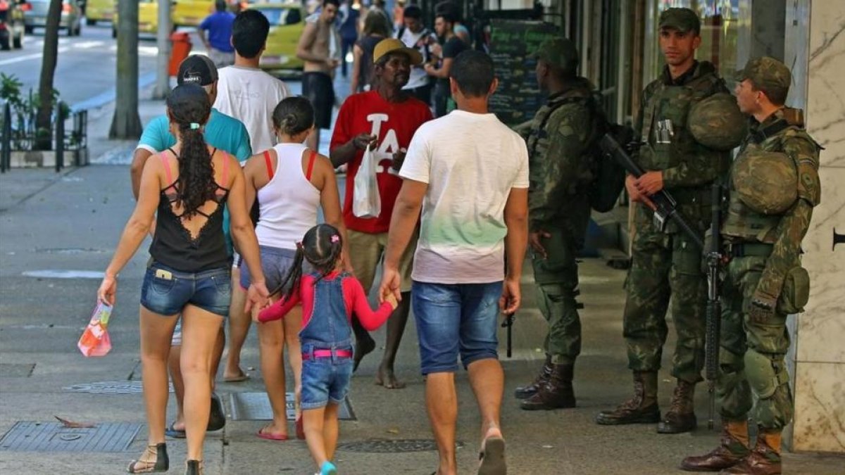 Miembros de las Fuerzas Armadas brasileñas vigilan la playa de Copacabana el pasado domingo.