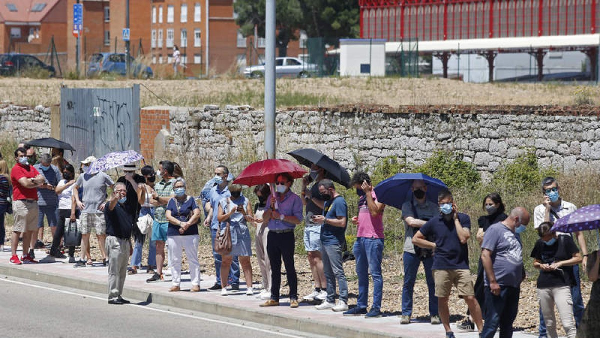 Colas para vacunarse ayer en el Palacio de Exposiciones. FERNANDO OTERO