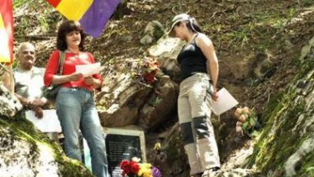 Mario Osorio, Ana Aida del Campo e Inés Liébana ante el Pozo Grajero de Lario.