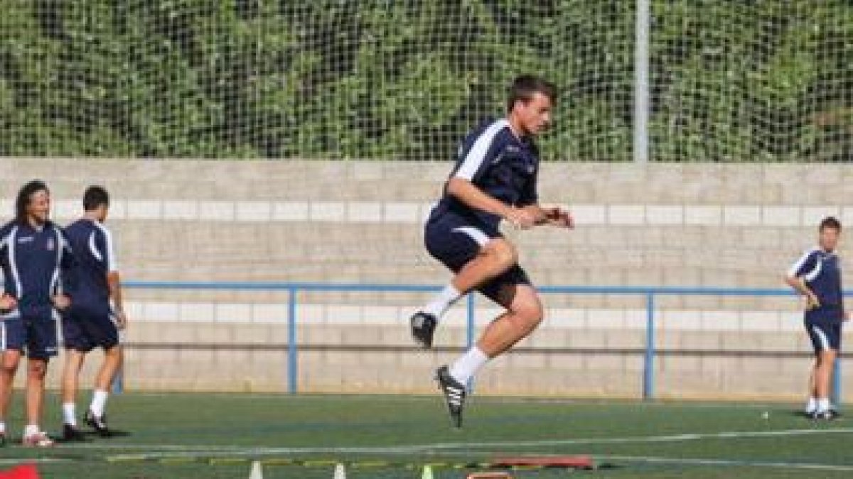 Santi Santos se ejercita sobre césped artificial en el Área Deportiva de Puente Castro.