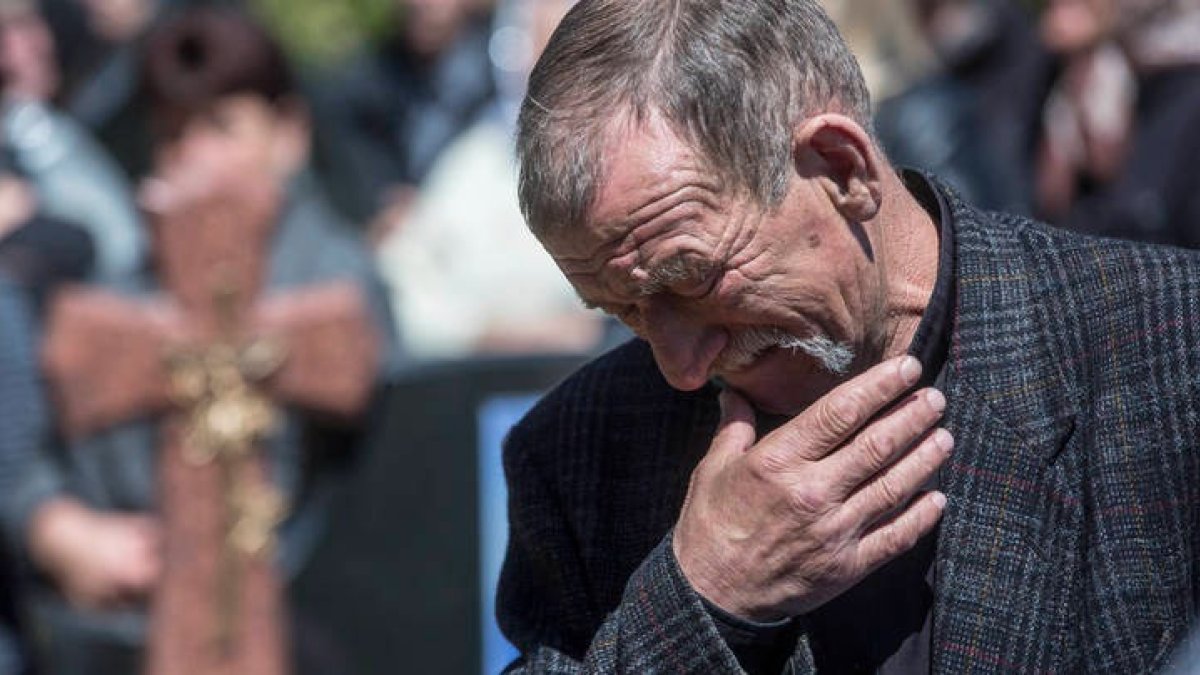 Fotografía hoy, del funeral y entierro del soldado Bohdan Larov, nacido 1979, y que falleció en la zona de Donestk en la explosión de un edificio durante un ataque de Rusia, en Leopolis (Ucrania). Familiares, amigos y compañeros del ejército acompañaron el cuerpo del soldado ucraniano, el soldado fue enterrado en la región de Novoiavorivsk. Un día después de sentir cerca el impacto de misiles rusos, la localidad ucraniana de Novoiavorivsk despidió este miércoles a uno de sus soldados muertos en el frente de guerra. La iglesia ortodoxa de San Pablo y San Pedro de esta localidad cercana a Leópolis acogió el funeral por Bohdan Laroz, de 41 años, que como muchos de los varones que residen en esta población, de unos 31.000 habitantes, había sido llamado a las filas del Ejército ucraniano tras la invasión rusa.ESTEBAN BIBA