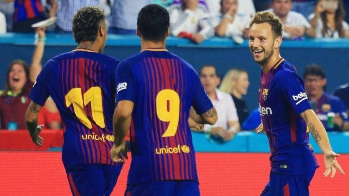 Neymar y Suárez acuden a felicitar a Rakitic tras anotar el 0-2 del Barça al Madrid en el clásico de Miami.