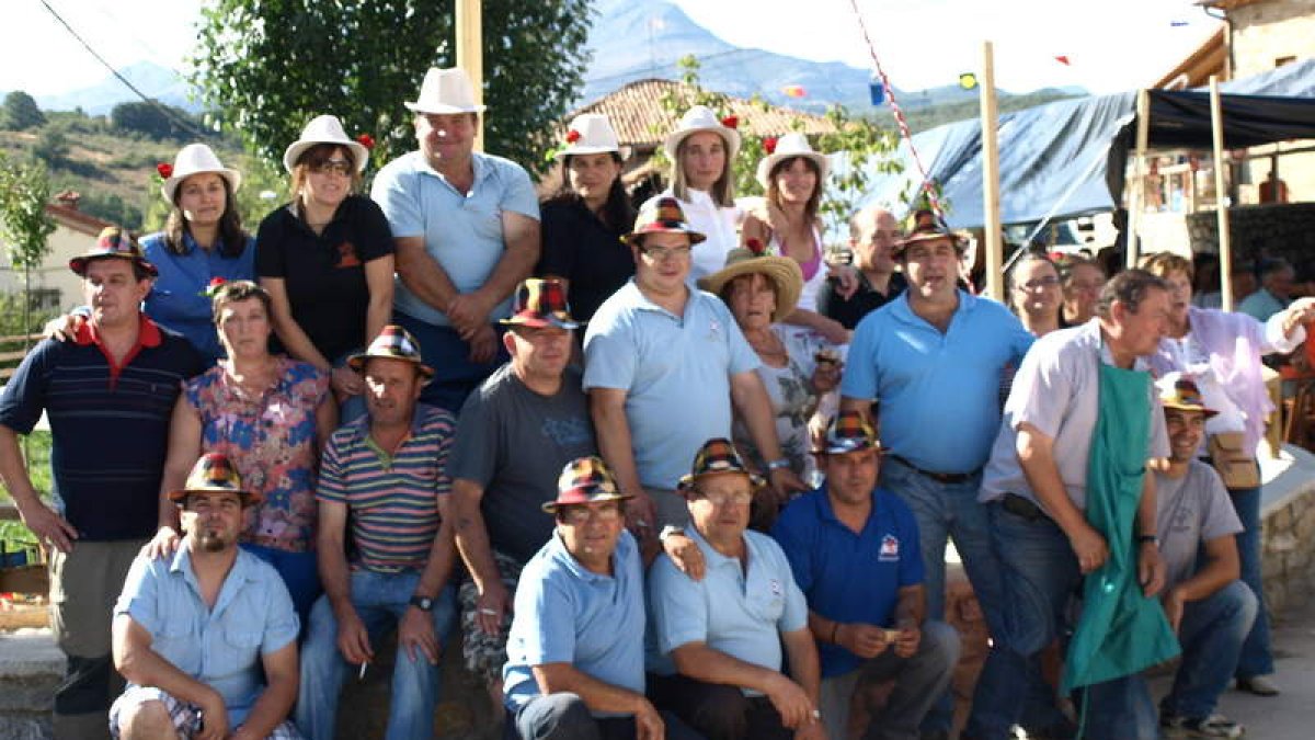 Los vecinos celebran una comida de hermandad.
