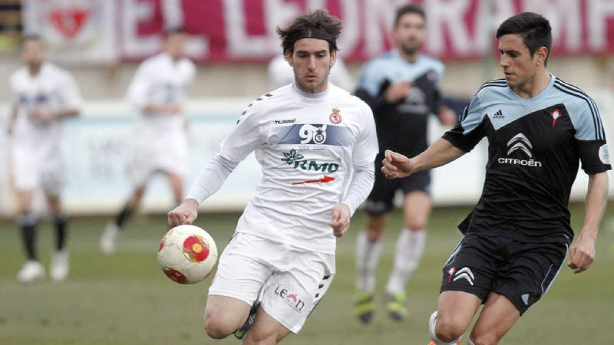 Juan Carlos Ortiz, a la izquierda, fue el autor material del gol que dio la victoria a la Cultural frente al Celta B.